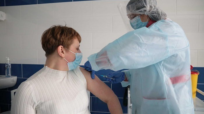 Число украинцев в очереди на COVID-вакцинацию приближается к 300 тысячам