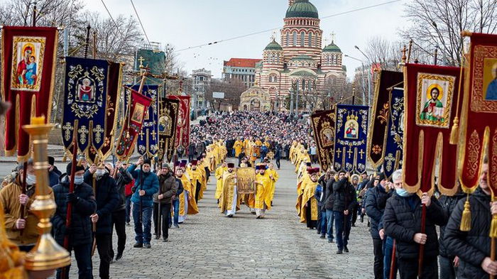 Взлет COVID-эпидемии в стране. Московский патриархат вывел тысячи людей на шествия – видео