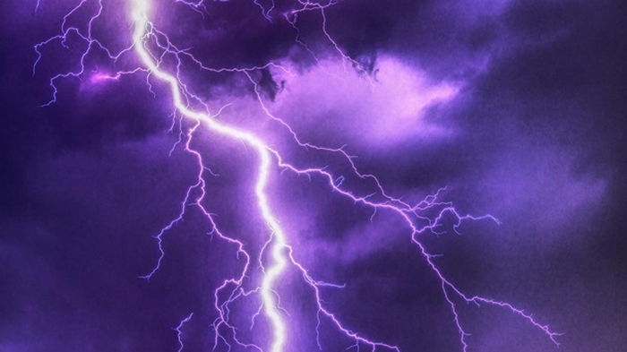 В Сальвадоре серфингистка погибла от удара молнии