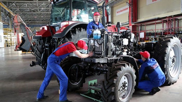Услуги по ремонту сельскохозяйственных тракторов