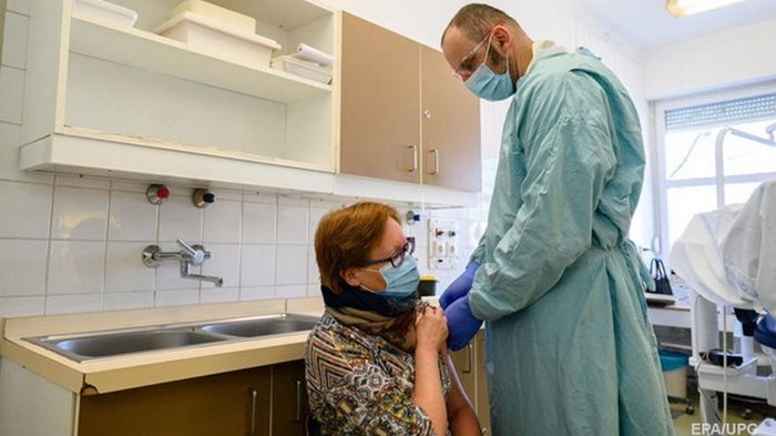 В Украине на вакцинацию записались уже 300 тысяч человек