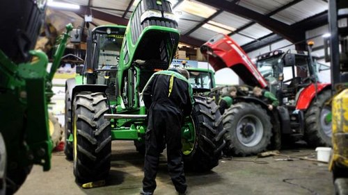 Услуги по ремонту сельскохозяйственных тракторов