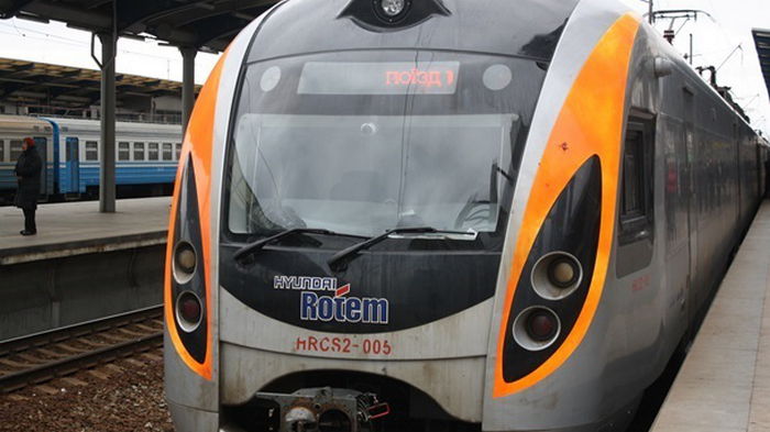 Скоростной Интерсити сошел с рельсов (видео)