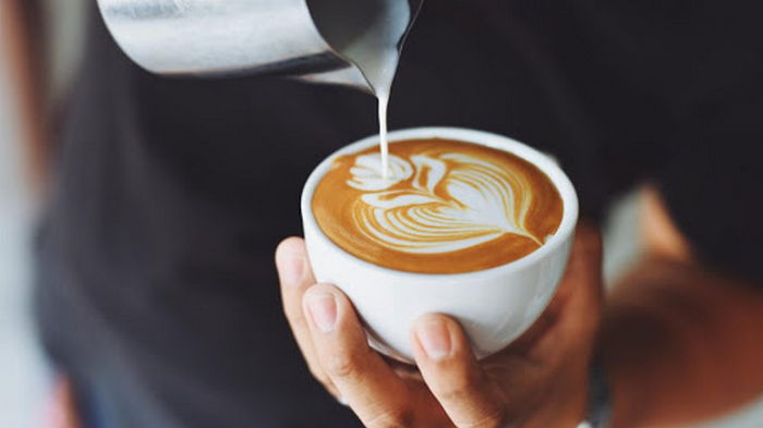 13 простых добавок к кофе, которые сделают его вкуснее и полезнее