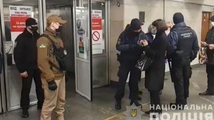 По Киеву ходят копы с громкоговорителями и требуют соблюдать карантин