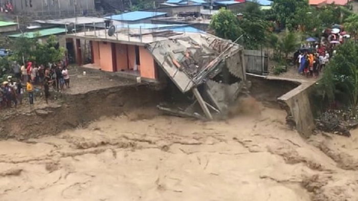 В Индонезии произошло мощное наводнение, погибли более 70 человек (видео)