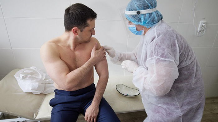 Зеленский приказал ускорить вакцинацию от COVID