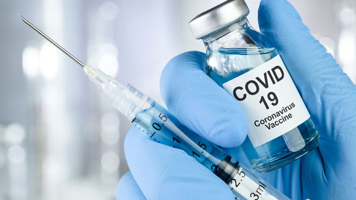 Покраснения, сыпь и металлический привкус: самые необычные побочные реакции на COVID-вакцину
