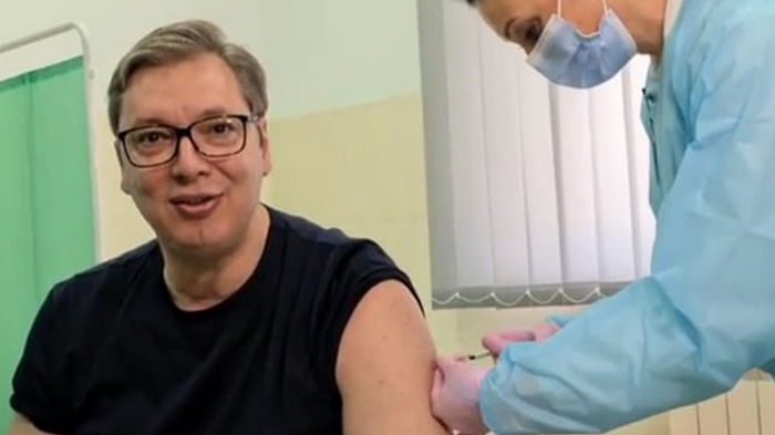 Президент Сербии получил прививку от COVID-19 вакциной от Sinofarm