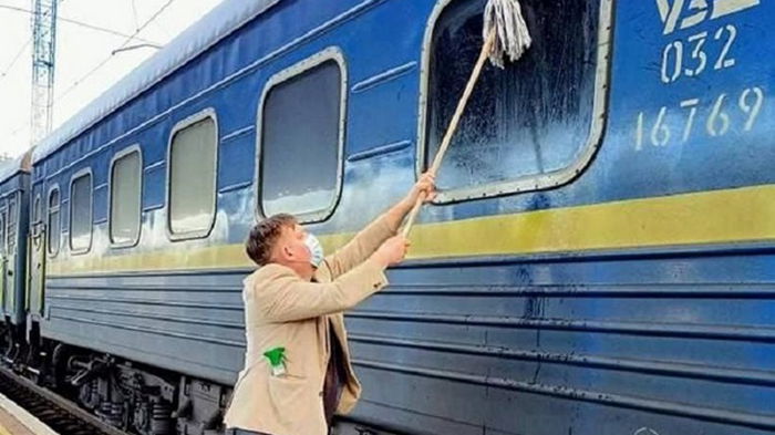 Убирать УЗ нелегко: возмущенный грязью иностранец помыл окно поезда