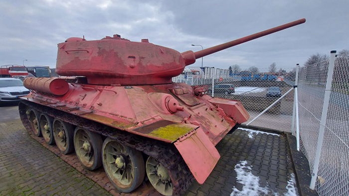 Житель Чехии около 30 лет хранил дома розовый танк и артустановку