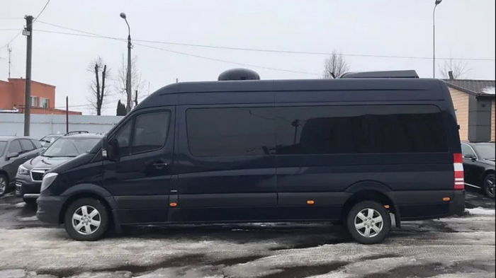 За 150 тысяч долларов. В Киеве продают бронированный микроавтобус Кернеса — СМИ (фото)