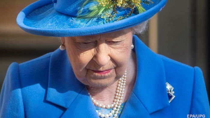 Елизавета II вернулась к королевским обязанностям