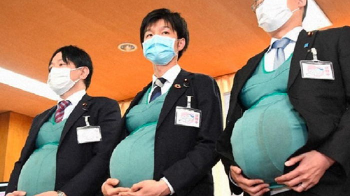 Японские мужчины-политики решили почувствовать себя беременными