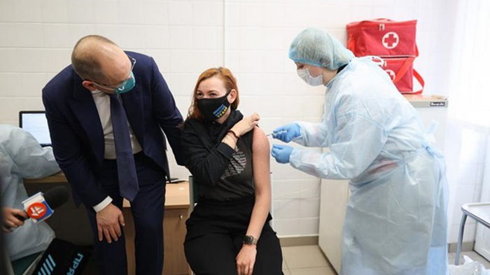 МОЗ запретило вакцинировать вне очереди