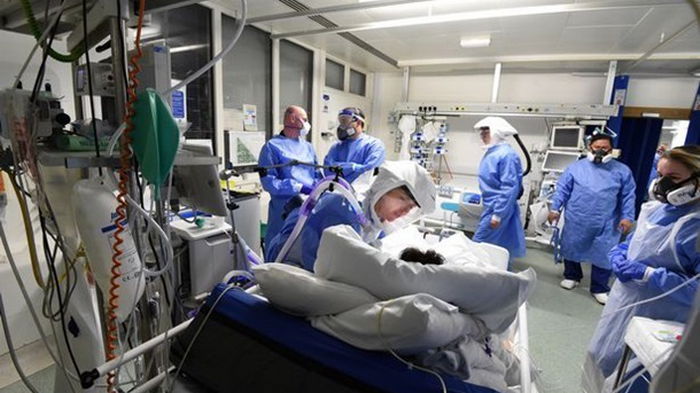 Во Франции число жертв пандемии превысило 100 тысяч