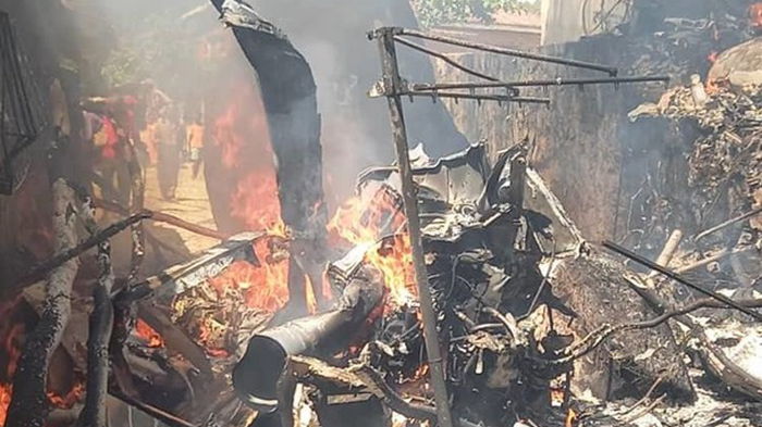 В Зимбабве военный вертолет упал на дом, есть жертвы (видео)