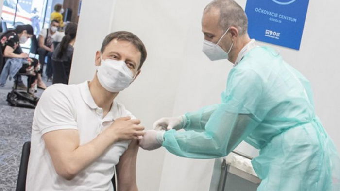 Премьер Словакии привился вакциной AstraZeneca