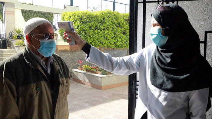 Египет ограничивает работу ресторанов и закрывает пляжи из-за коронавируса