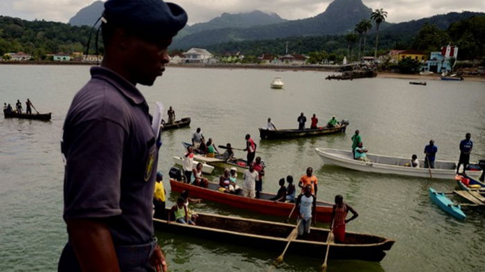 В Нигерии судно перевернулось у берега реки, десятки погибших