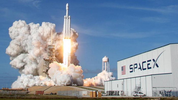 SpaceX отправит на Луну спутник по контракту, оплаченному криптовалютой