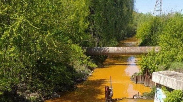 В Киеве пожелтела река Лыбедь