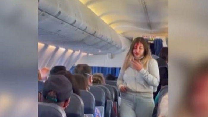 Пассажирки рейса самолета из Турции устроили драку (видео)