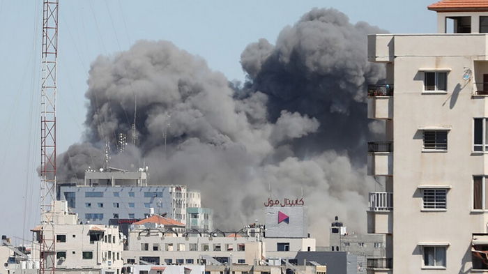 Израиль уничтожил многоэтажку в секторе Газа, где располагались офисы международных СМИ — видео