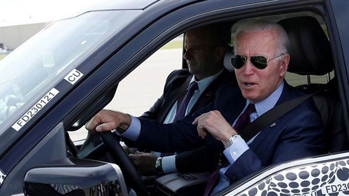 Байден испытал новый электрокар Ford (видео)