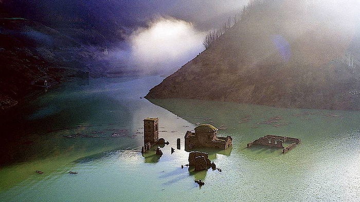 В итальянском озере нашли деревню, затопленную 70 лет назад (фото)