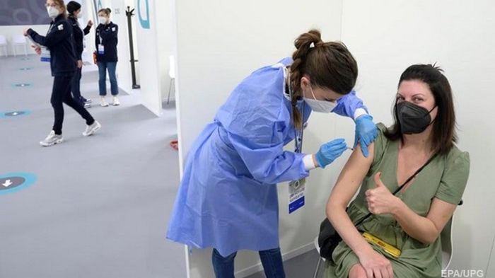 В США от COVID-19 полностью вакцинировались почти 124 млн человек