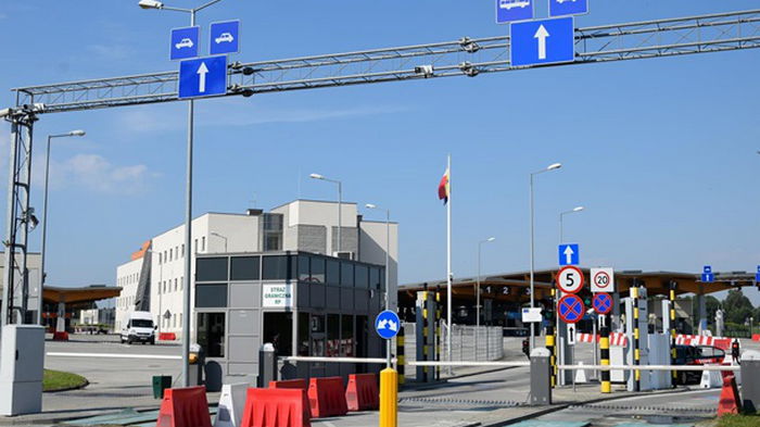 В очередях на границе с Польшей более 400 автомобилей