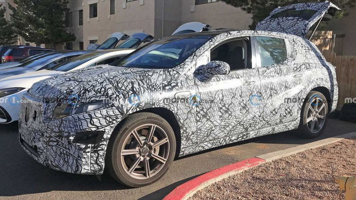 Инженеры Mercedes вывели на тесты электрический внедорожник EQS