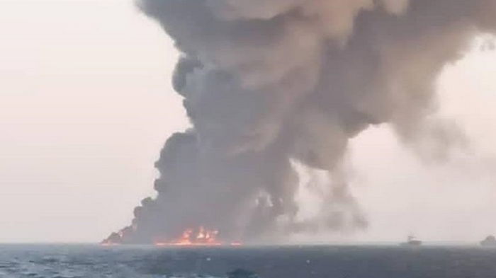 Крупнейшее иранское судно загорелось и затонуло