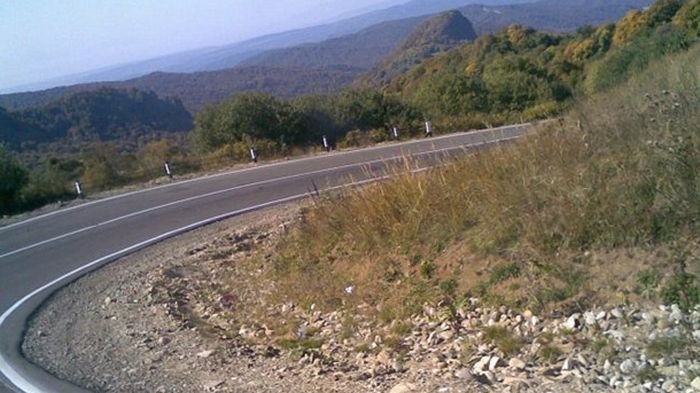 В Грузии автомобиль с туристами рухнул с обрыва