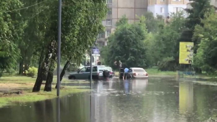 Ливень превратил улицы Полтавы в реки (видео)