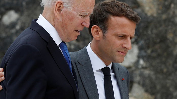 Макрон встретился с Байденом на полях саммита G7