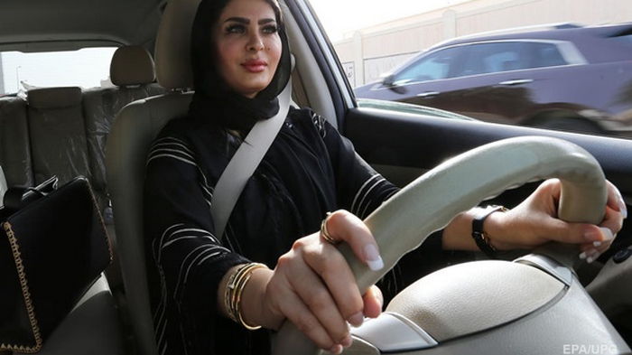 Одиноким саудовским женщинам разрешили жить без опеки мужчин