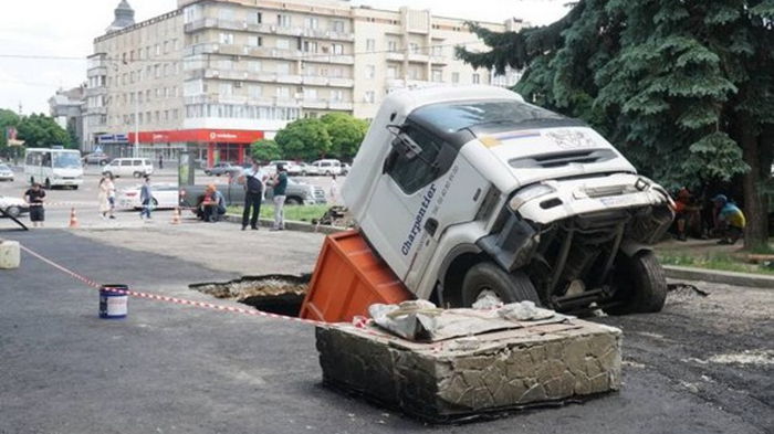 В центре Житомира грузовик ушел под землю