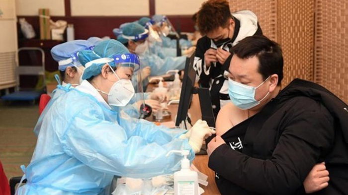 В Китае сделали уже миллиард COVID-прививок