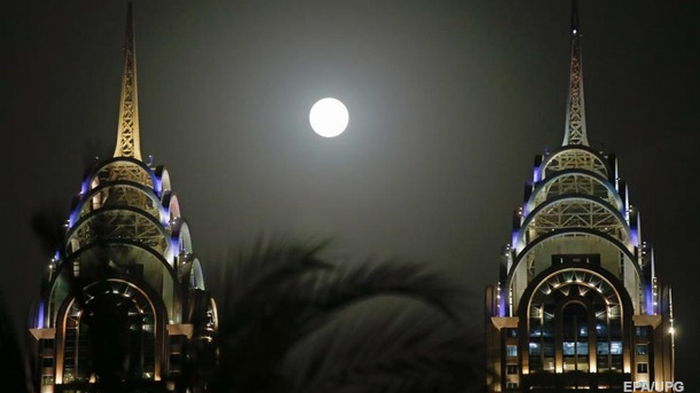 В мире наблюдали Клубничное полнолуние