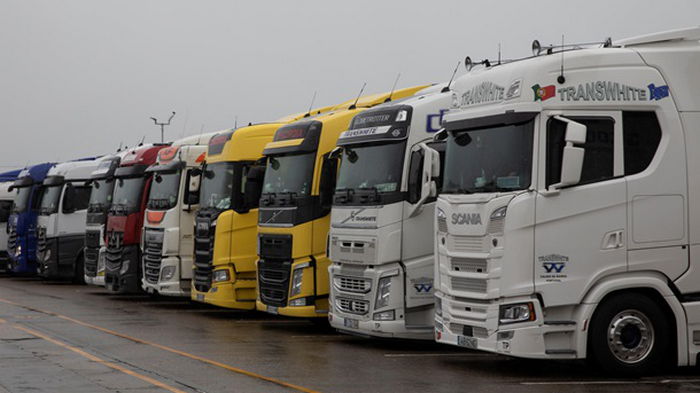 Зеленский подписал закон о перегруженном транспорте