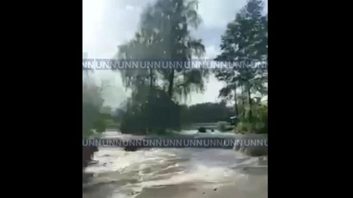В Киевской области прорвало дамбу (видео)