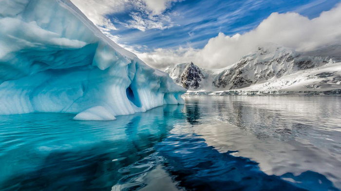 Из космоса в Антарктиде обнаружили активные озера под толщей ледяного щита (видео)