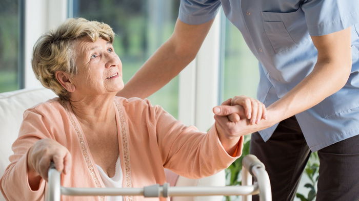 Компрессионные переломы у пожилых: реабилитация и уход