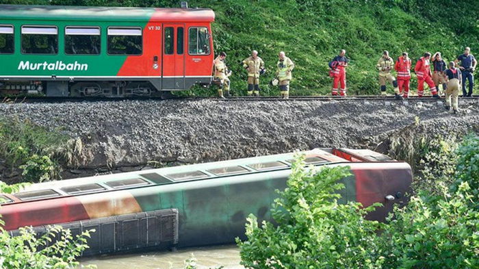 В Австрии вагон электрички с детьми упал в реку (видео)