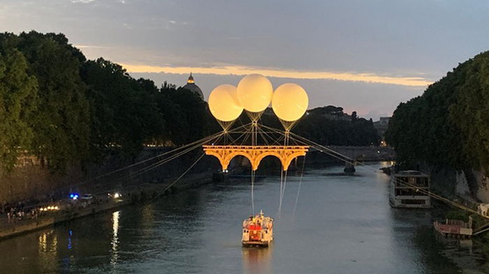 В Риме появился мост на воздушных шарах