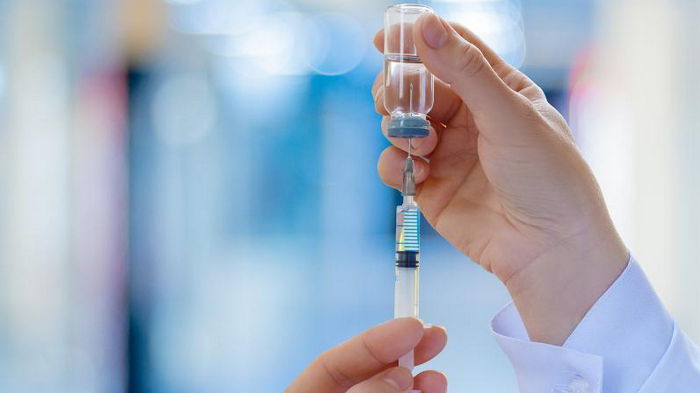 Во Франции хотят ввести обязательную вакцинацию от коронавируса, но не для всех