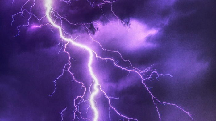 В Индии от ударов молний погибло девять человек