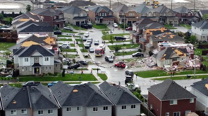 В Канаде торнадо разрушил жилой квартал (видео)